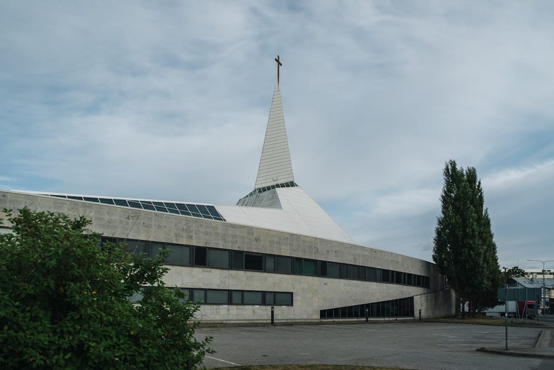 découvrez notre sanctuaire moderne, un espace de détente et de sérénité alliant design contemporain et confort absolu. plongez dans une ambiance apaisante où chaque détail est pensé pour votre bien-être.