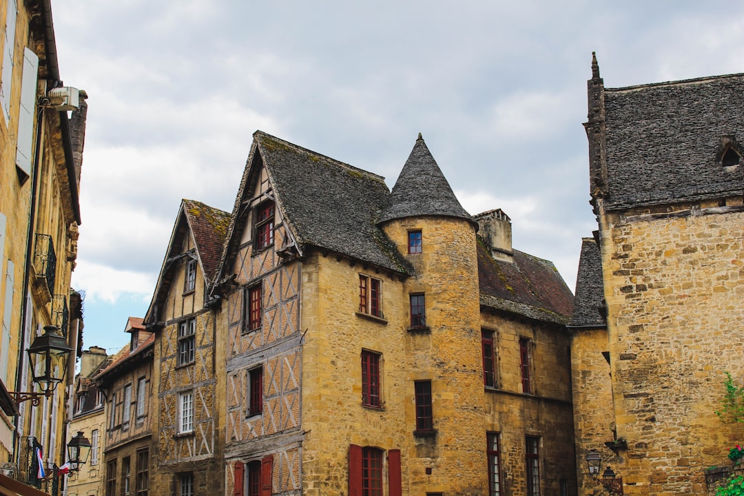 découvrez les villes médiévales emblématiques, témoins d'une époque fascinante, où l'architecture, l'histoire et la culture se rencontrent pour offrir une expérience unique. explorez leurs ruelles pavées, châteaux majestueux et traditions vivantes qui vous plongeront au cœur du moyen âge.